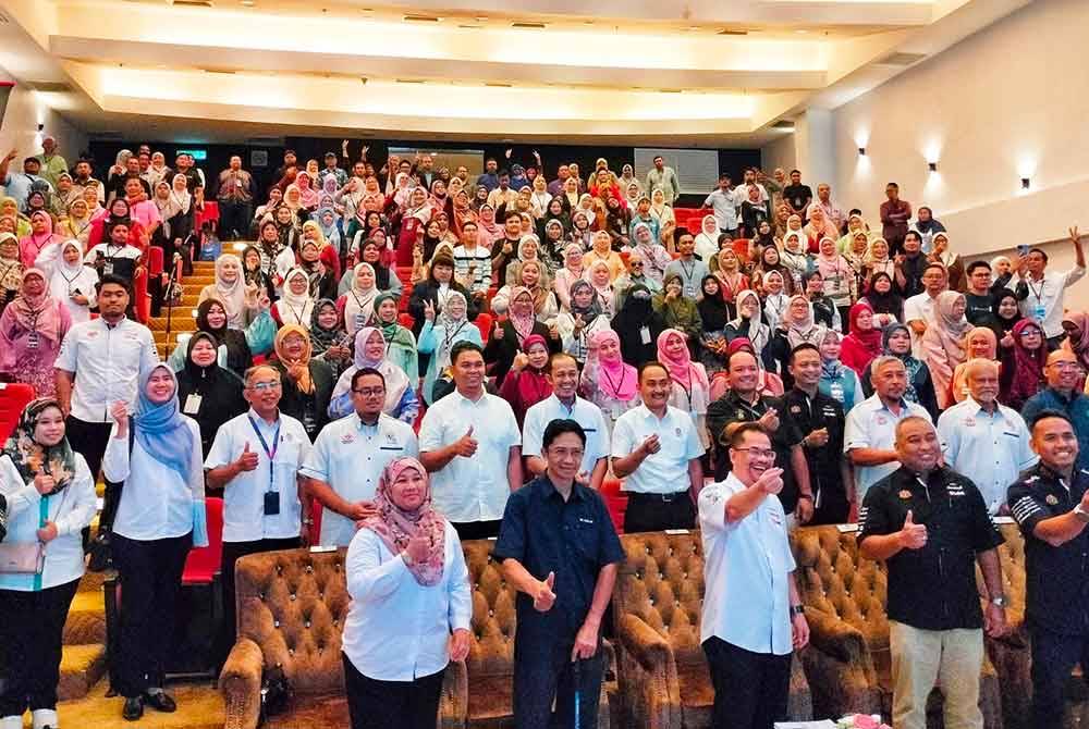 Murad (tengah) bergambar bersama sebahagian peserta yang menyertai Program Pendigitalan Usahawan Desa (PPU) Siri 2 Zon Selatan di MITC Ayer Keroh pada Isnin.