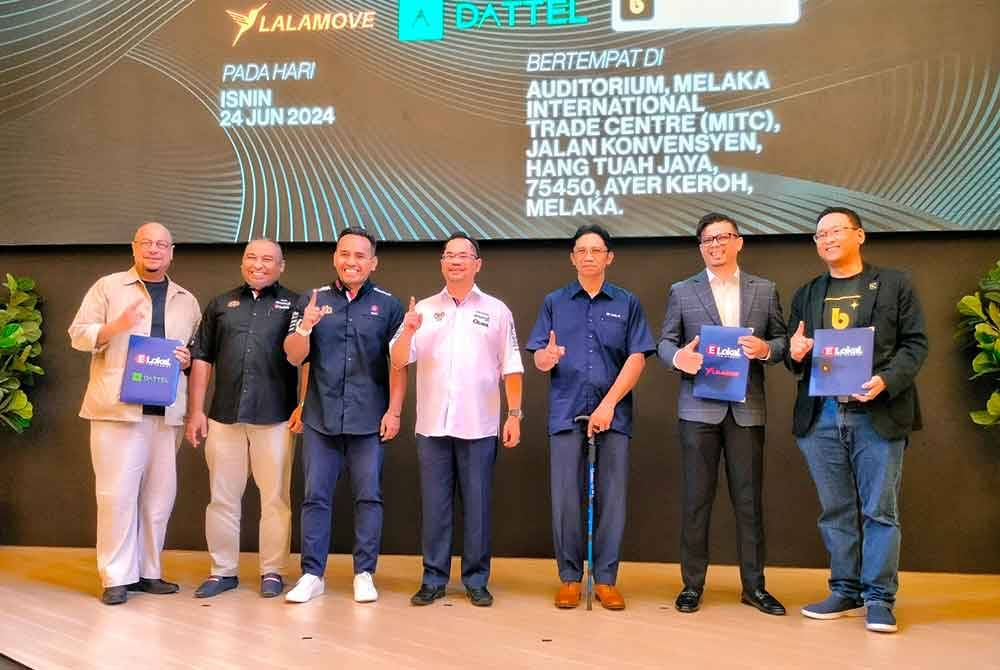 Murad (empat dari kiri) bergambar bersama rakan-rakan strategik yang turut menjayakan program PPU Siri 2 Zon Selatan di MITC, Ayer Keroh pada Isnin.