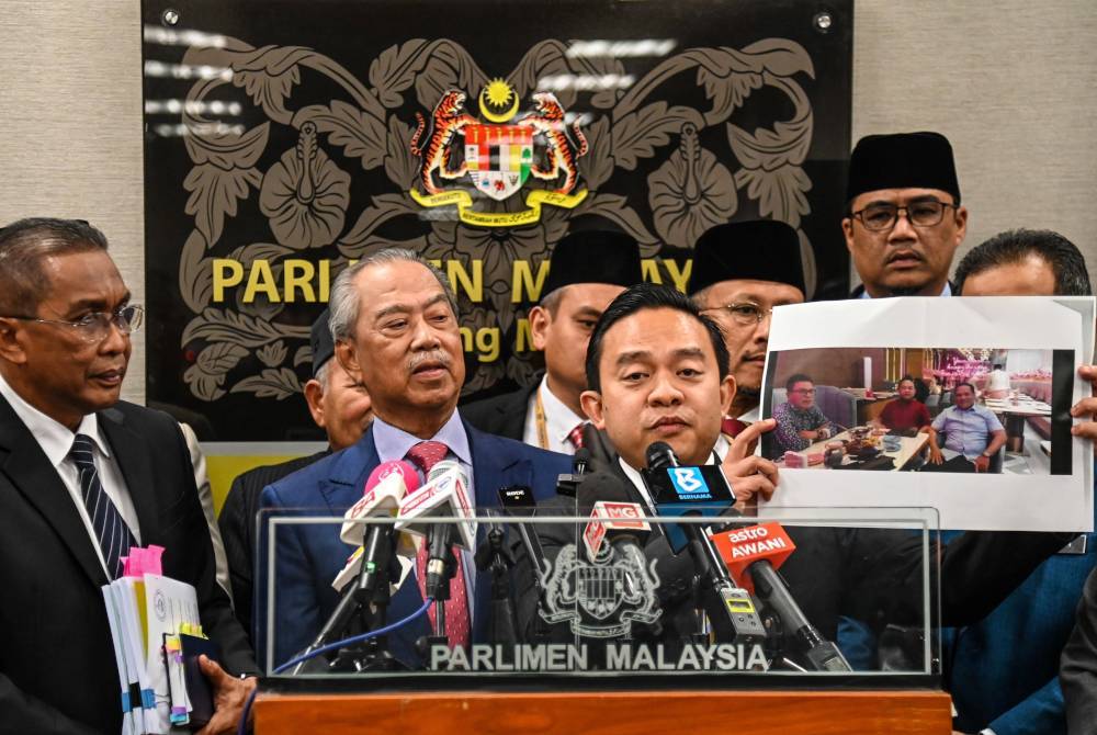 Wan Saiful dalam sidang akhbar di bangunan Parlimen pada Isnin.