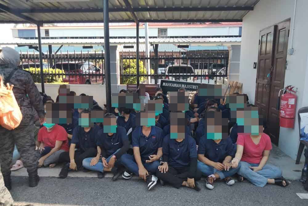 Sebahagian daripada PATI yang dituduh di Mahkamah Majistret Pontian atas tuduhan tinggal di negara ini tanpa dokumen sah dan pasport tamat tempoh.