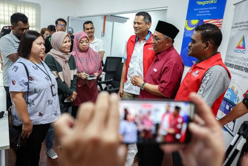 Joohari beramah mesra bersama pengamal media di Pusat Sebaran Maklumat Nasional (NADI) Sungai Bakap, Simpang Ampat. Foto Bernama