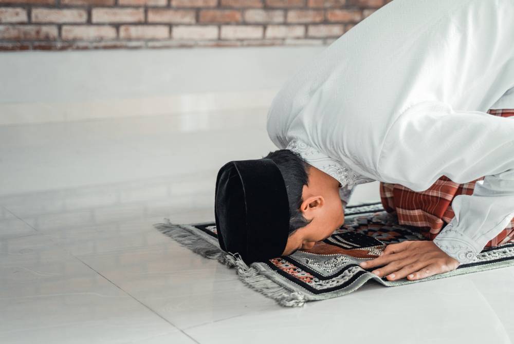 MEMBATALKAN ibadah wajib setelah memulakannya tanpa sebab yang membolehkannya melakukan demikian adalah tidak dibolehkan dengan sepakat para fuqaha. -Gambar hiasan/ Foto: Canva