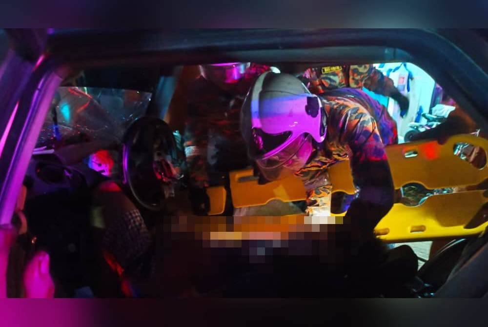 Pasukan bomba memberikan rawatan awal kepada mangsa yang terlibat dalam kemalangan.