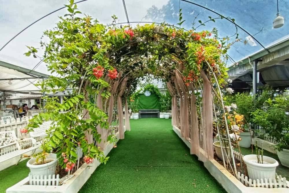 Dekorasi bunga Akar Dani menghiasi ruang tengah kafe