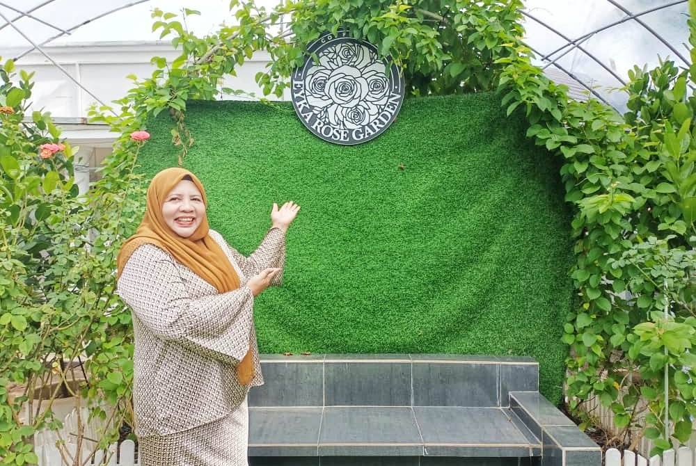 Ana Sika yang juga pencinta bunga mengusahakan Eyka Rose Garden Coffee & Cafe pada 2023 di Pendang, Kedah.