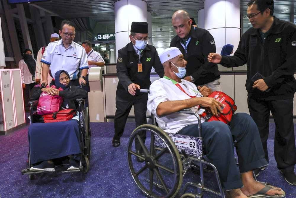 Mohd Na'im menyambut ketibaan jemaah haji di KLIA Terminal 1 malam Isnin. Foto Bernama