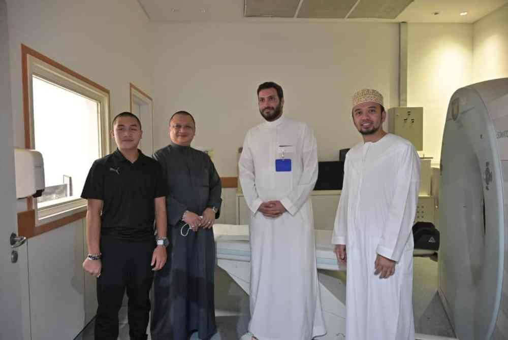 Tuanku Syed Faizuddin Putra yang diiringi Mohd Khairi (kanan) meninjau kemudahan perubatan yang terdapat di AMC.