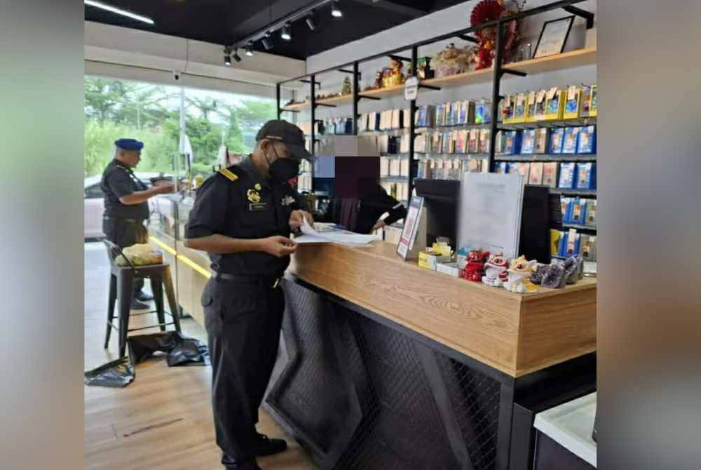 KPDN Kelantan menyita 1,207 unit aksesori telefon berjenama terkenal dipercayai tiruan bernilai RM33,104.