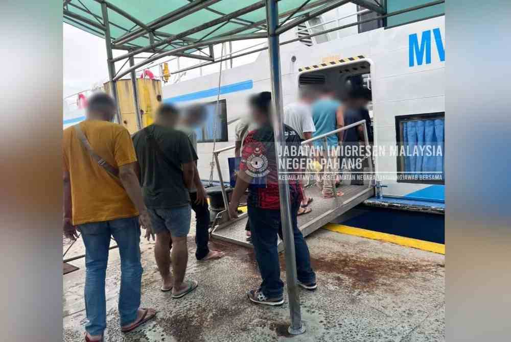 Penghantaran pulang PATI warga Indonesia dilakukan JIM Pahang menggunakan jalan laut melalui Terminal Feri Berjaya Waterfront, Stulang Laut, Johor. Foto Facebook JIM Pahang