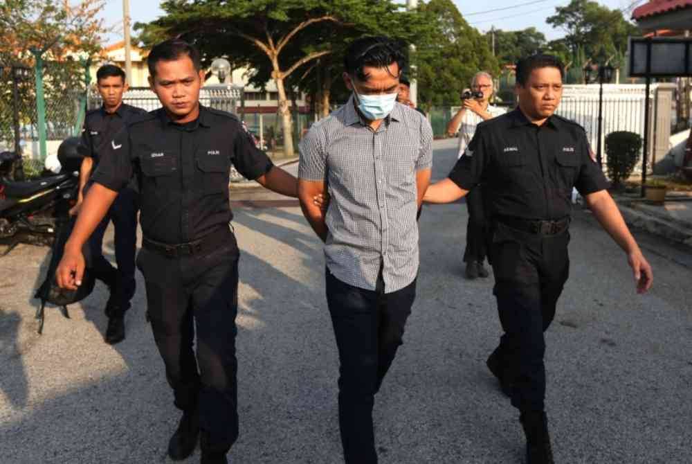 Mohd Riduan diiring polis di mahkamah