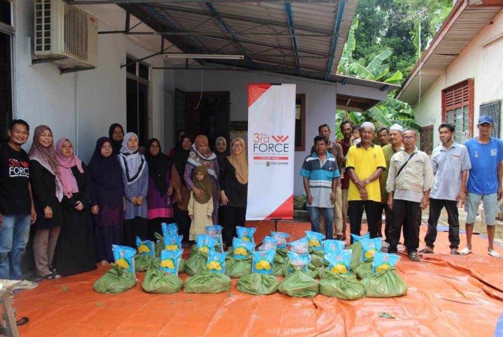 LEBIH 1 tan daging korban dan bantuan pek makanan diagihkan kepada fakir miskin di beberapa daerah di Kelantan dan Melaka.