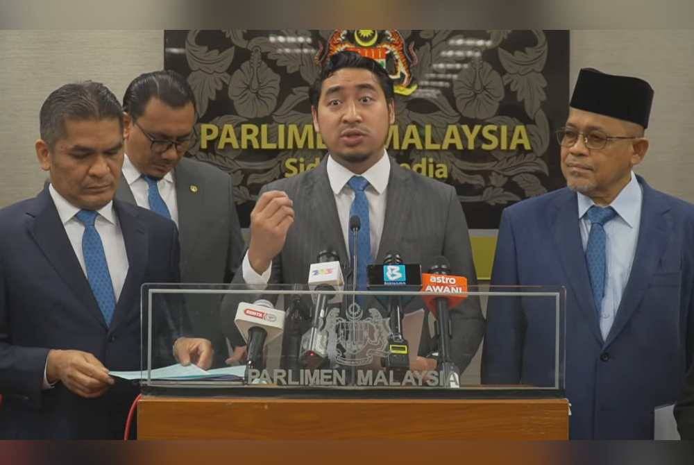 Wan Ahmad Fayhsal (tengah) ketika dalam sidang media Dewan Rakyat pada Selasa.