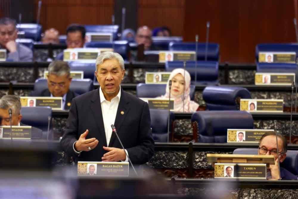 Ahmad Zahid ketika sesi soal jawab Waktu Pertanyaan-Pertanyaan Menteri pada Persidangan Dewan Rakyat sempena Mesyuarat ke Dua Penggal Ke Tiga Parlimen ke 15 di Bangunan Parlimen pada Selasa. Foto Bernama