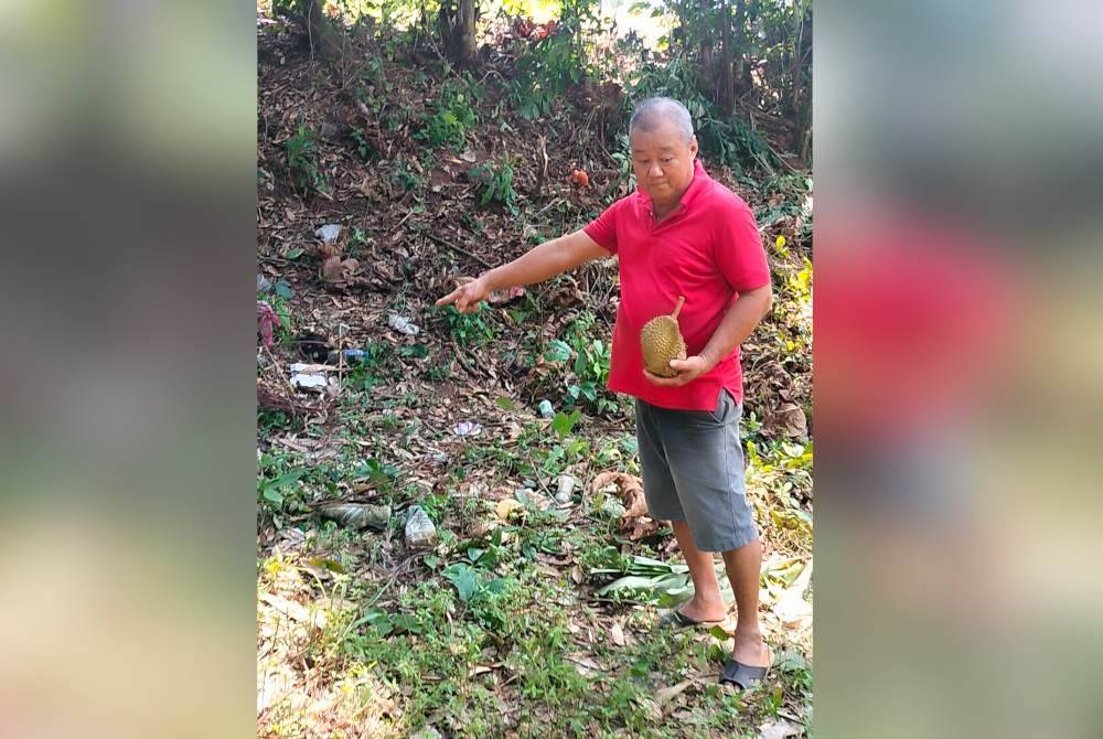 Wong menunjukkan tempat tulang yang ditemui pada Sabtu lalu.