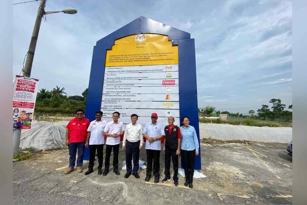 Kon Yeow (empat dari kanan) ketika mengadakan lawatan ke tapak pembinaan Masjid Lama Sungai Bakap pada Selasa.