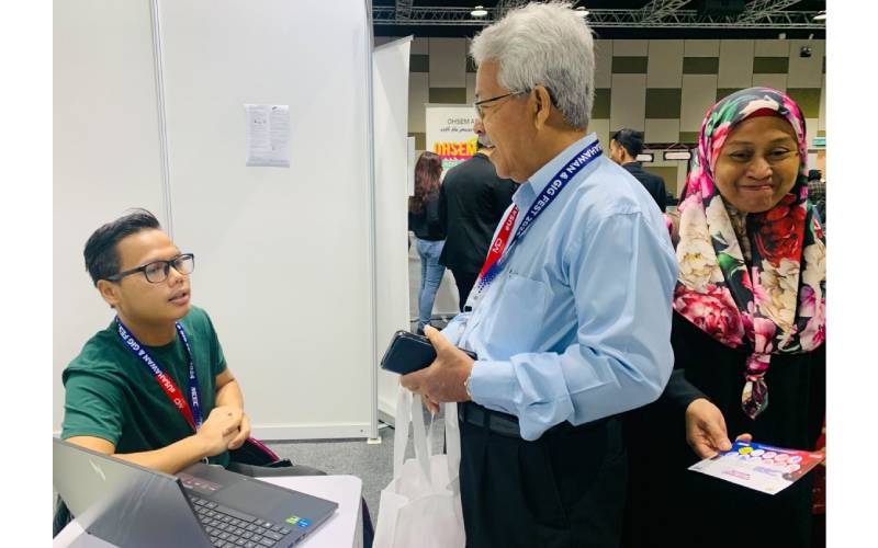 Nazrul beri penerangan berkenaan kepada pelawat yang datang ke reruai Mereka Academy di program anjuran Malaysia Digital Economy Corporation (MDEC).