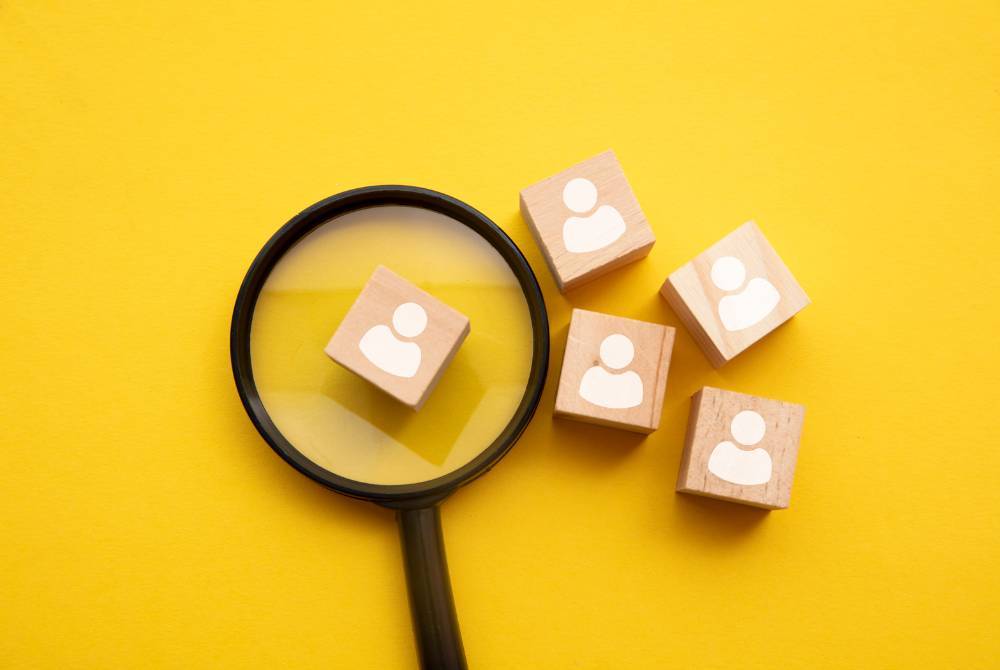 MENGGUNAKAN orang dalam dengan sogokan, rasuah atau atas dasar kenal semata-mata seperti ahli keluarga atau sahabat karib tanpa nilai kompetensi atau kelayakan, perbuatan itu diharamkan sama sekali kerana menzalimi hak orang lain. -Gambar hiasan/ Foto: Canva