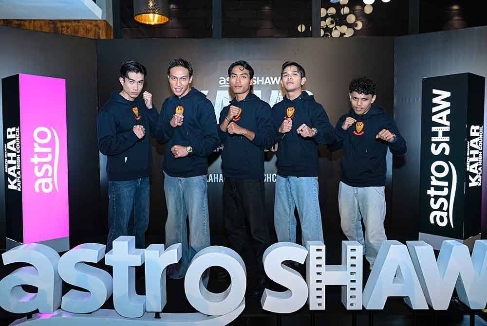 KAHAR Kapla High Council menyaksikan gandingan pertama kali (dari kiri) Thompson Goh sebagai Li, Sky Iskandar (Megat), Amir (Kahar), Aedy (Beja) dan Khenobu (Jojo).
