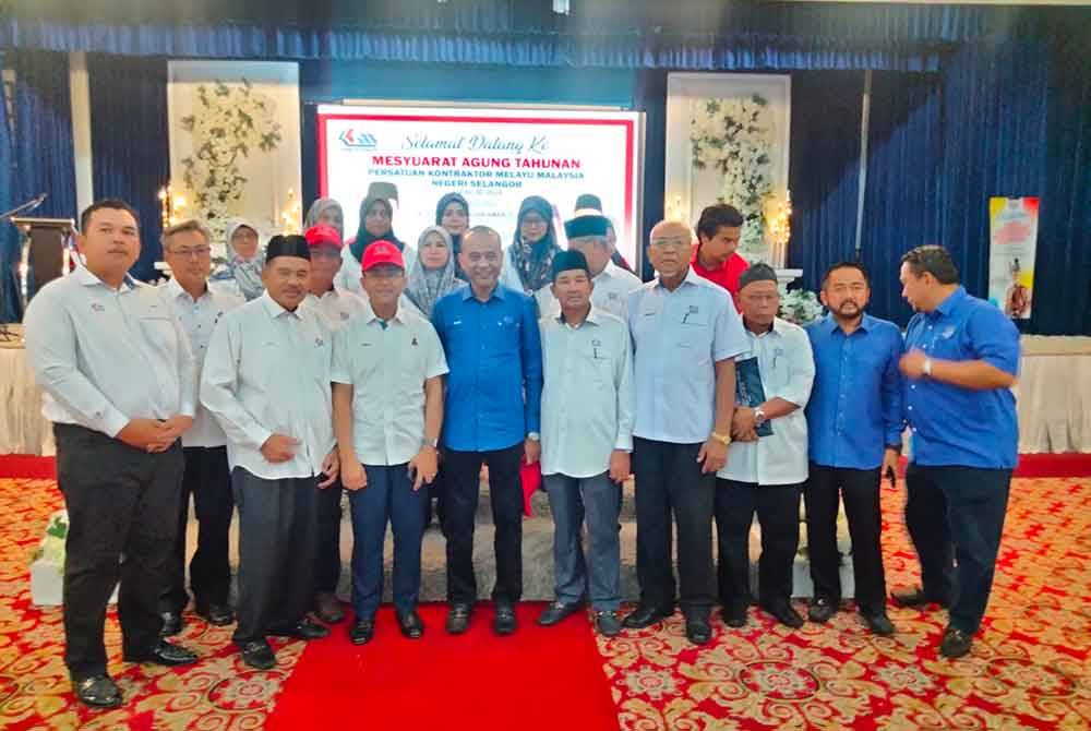 Ahli PKMM bergambar bersama Borhan (lima dari kiri) selepas majlis perasmian mesyuarat agung PKMM.