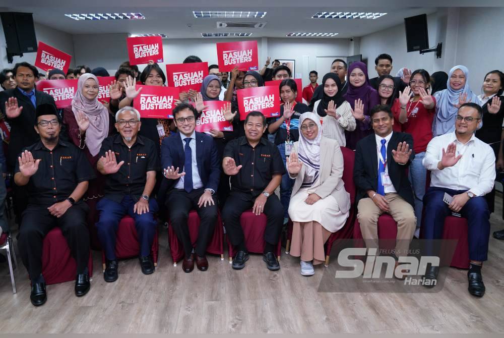 Alexander (duduk, tiga dari kiri), Mohd Nasir (duduk, tengah) dan Nurhayati (duduk, tiga dari kanan) bergambar bersama pelajar. Foto MOHD HALIM ABDUL WAHID