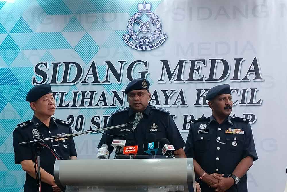 Puspanathan (tengah) ketika sidang media di Ibu Pejabat Polis Daerah Seberang Perai Selatan pada Selasa.