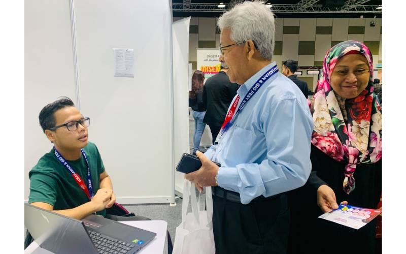 Nazrul beri penerangan berkenaan kepada pelawat yang datang ke reruai Mereka Academy di program anjuran Malaysia Digital Economy Corporation (MDEC).