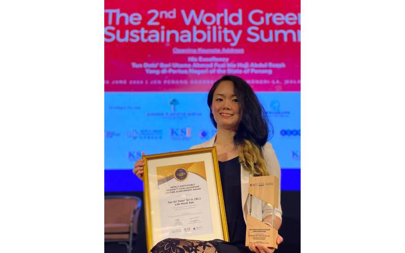 Ketua Kelestarian Kumpulan LBS, Shany Lim, bersama piala dan sijil yang dianugerahkan kepada Tan Sri Ir (Dr.) Lim Hock San semasa Sidang Kemuncak Hijau & Kelestarian Dunia 2024 yang diadakan di sebuah hotel di Pulau Pinang, di sini.