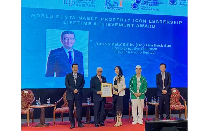 Ketua Kelestarian Kumpulan LBS (tengah), mewakili Tan Sri Ir (Dr.) Lim Hock San, Shany Lim, menerima Anugerah Pencapaian Sepanjang Hayat Ikon Hartanah dan Kepimpinan Lestari Dunia, daripada Tun Ahmad Fuzi Abdul Razak, Yang di-Pertua Negeri Pulau Pinang (dua dari kiri), bersama Tan Sri Michael Yeoh (kiri), Presiden World Digital Chamber & KSI Strategic Institute for Asia Pacific (kiri).