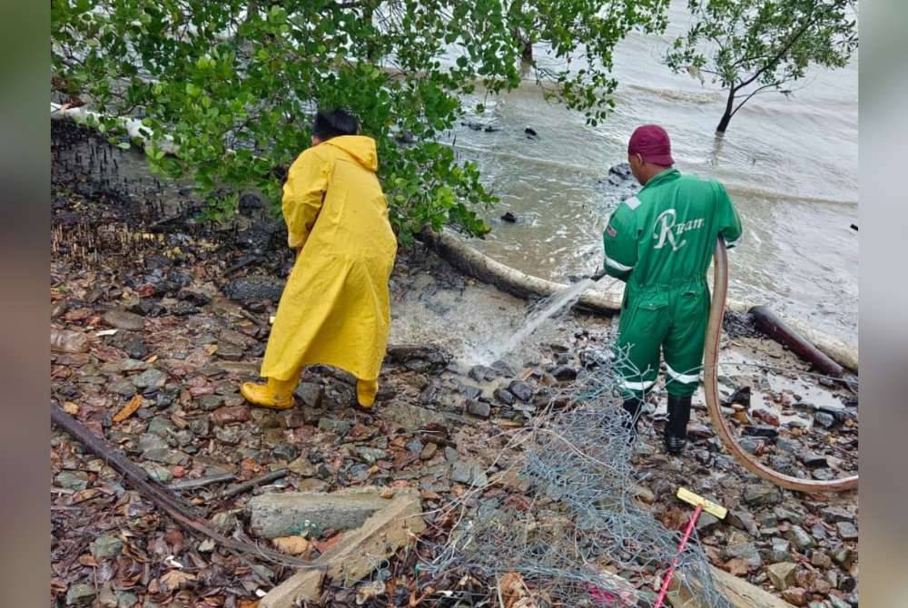 Proses membersihkan sisa berminyak di sekitar Pantai Sungai Rengit, Pengerang, Kota Tinggi kini memasuki 40 peratus dalam fasa kedua.