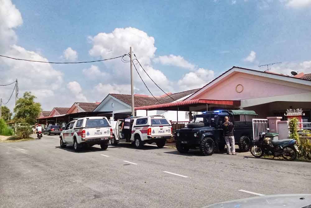 Anggota polis yang berada di lokasi kejadian melakukan siasatan.