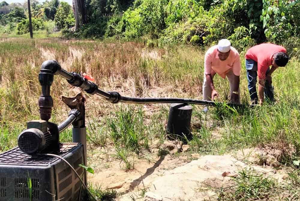 Telaga tiub yang dibina atas tanah sawah milik penduduk memerlukan enjin diesel yang lebih besar untuk mengepam air ke tali air.