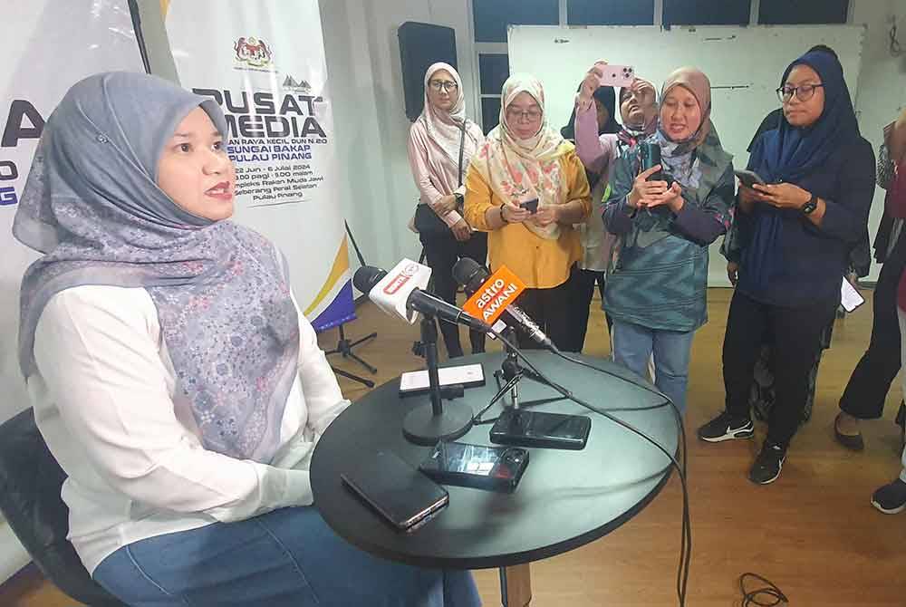 Fadhlina pada sidang media selepas mengadakan lawatan di Pusat Media PRK Sungai Bakap pada Selasa.