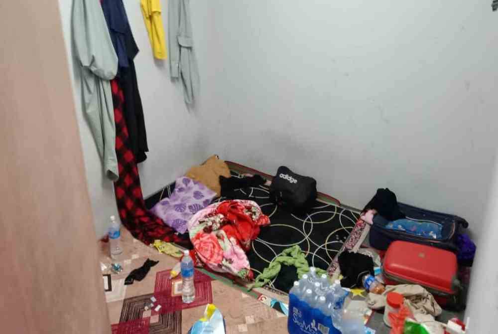 Bilik yang menempatkan warga asing di sebuah premis di ibu negara, pada Selasa.