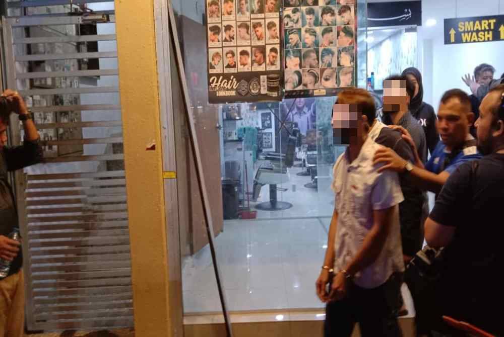 Antara yang ditahan dalam serbuan sindiket pengemis dan pemalsuan dokumen di ibu negara, pada Khamis.