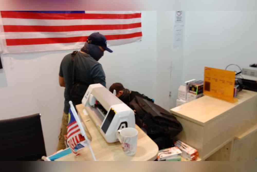 Anggota operasi JIM Kuala Lumpur menjalankan pemeriksaan di sebuah premis dipercayai diguna sindiket pengemis dan pemalsuan dokumen di ibu negara, pada Selasa.