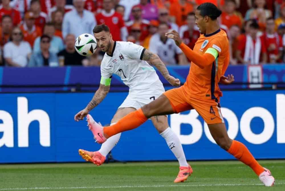 Aksi Penyerang Austria, Marko Arnautovic (kiri) dan pertahanan Belanda, Virgil van Dijk dalam kasi Kumpulan D Euro 2024. Foto AFP
