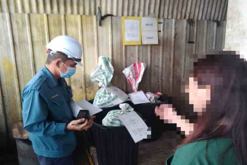 Salah seorang penguatkuasa membuat pemeriksaan pengurusan buangan terjadual dalam operasi yang diadakan selama dua hari.