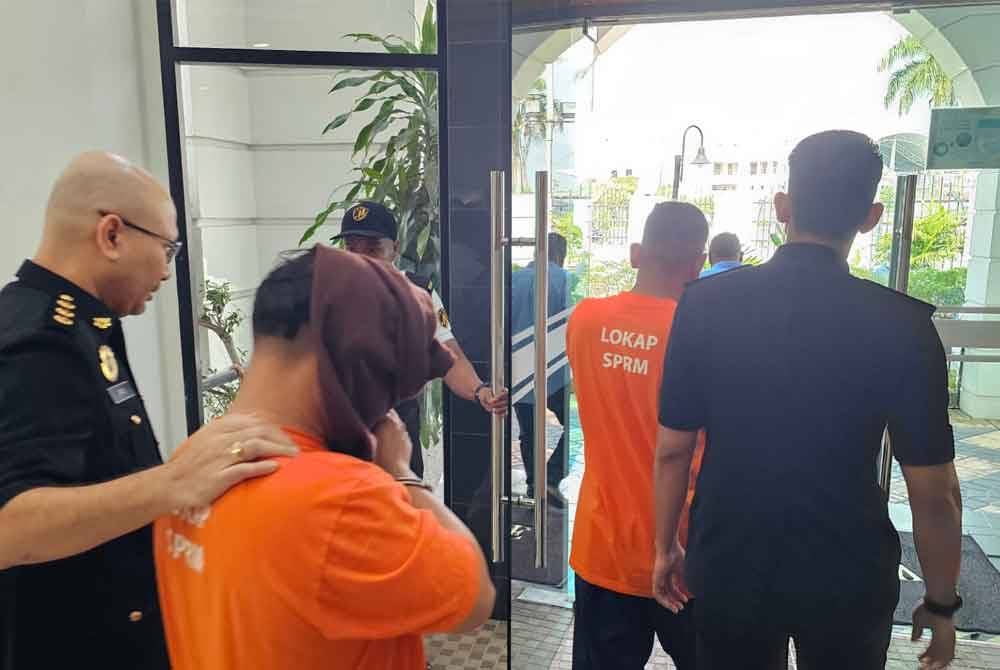 Kedua-dua suspek direman selama tujuh hari bagi membantu siasatan kes rasuah bernilai lebih RM700,000.