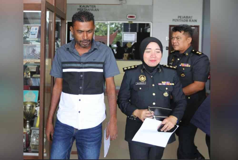 Stanly diiring pegawai KPDN selepas membayar jaminan