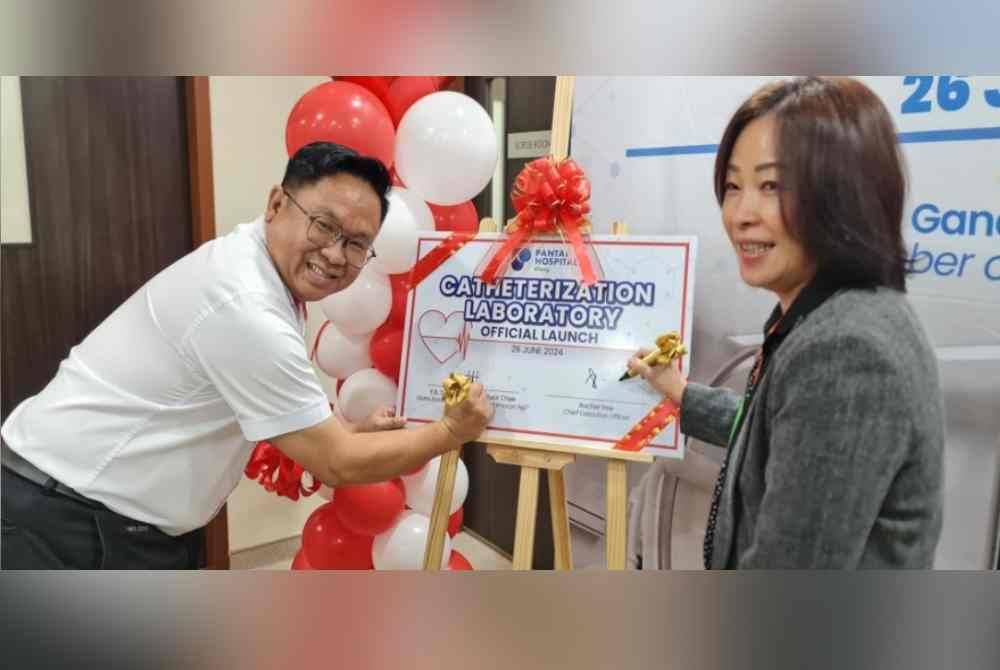 Tuck Chee (kiri) dan Rachel menandatangani plak perasmian Makmal Kateterisasi Hospital Pantai Klang di sini pada Rabu.