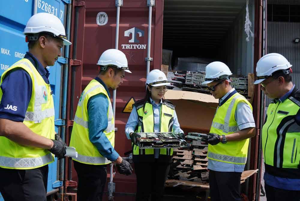 Nik Nazmi (dua dari kanan) melihat rampasan e-waste dan skrap logam yang diseludup masuk secara haram melalui perairan negara.