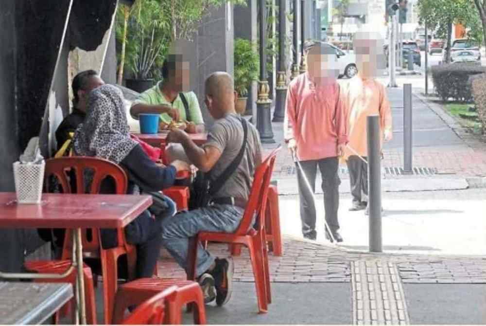 DBKL menerima aduan isu halangan kesan aktiviti penjaja berniaga atas laluan pejalan kaki di Jalan Sultan Abdul Samad, Brickfields dan Jalan Sepadu, Taman United.