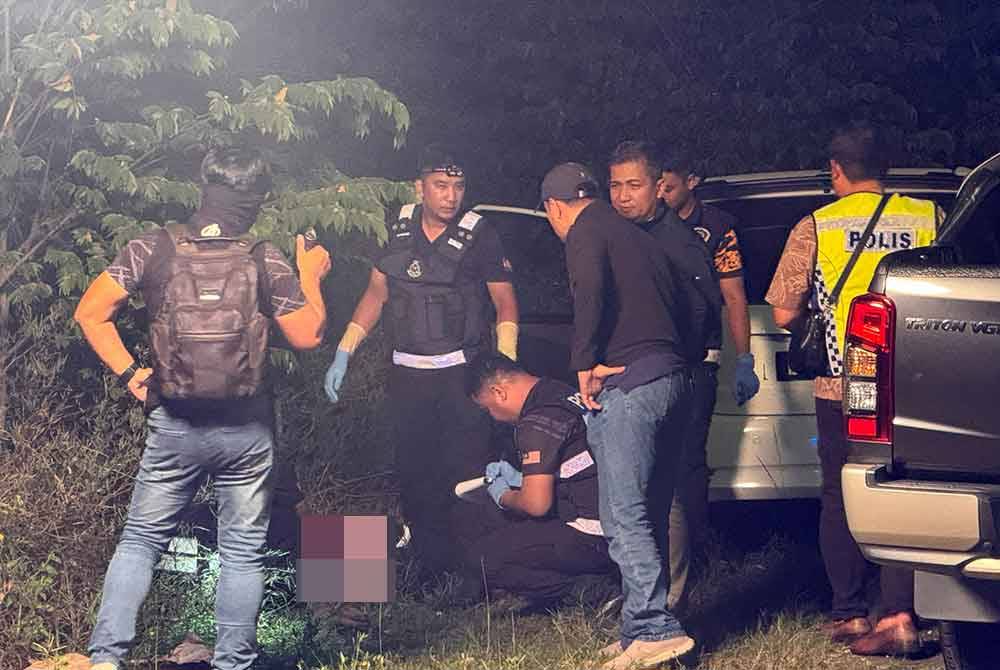 Kedua-dua penjenayah maut di lokasi kejadian selepas berbalas tembakan dengan polis.