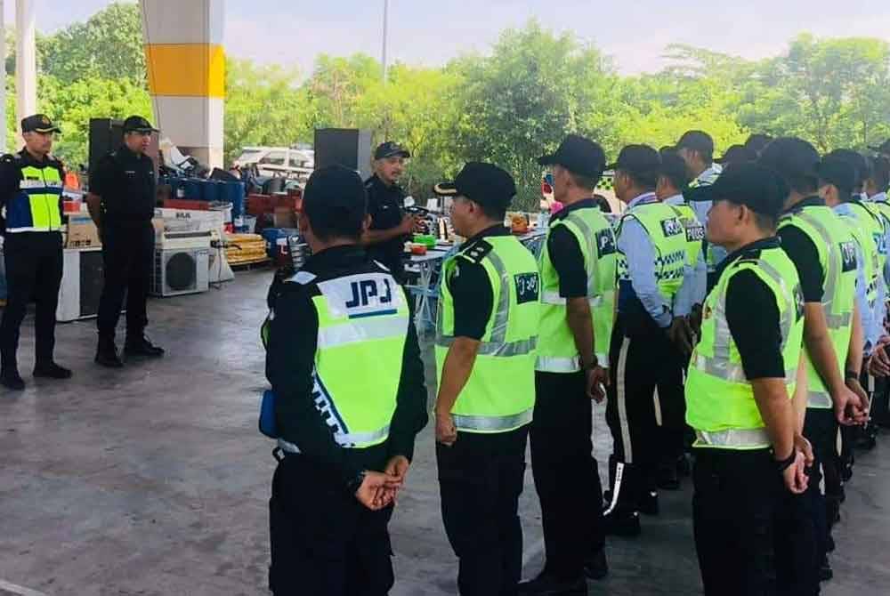 Pasukan operasi yang terlibat dalam Ops Bersepadu JPJ Selangor bersama JPST di Plaza Tol Sungai Ramal, Kajang pada Selasa.