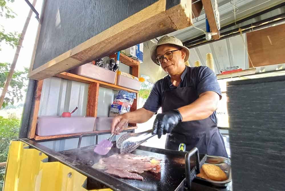 Syed Jamidin memasak Beaf Streaky yang ditempah pelanggan di warung English Breakfast di sini pada Rabu.