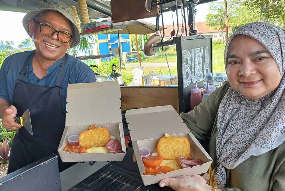 Syed Jamidin dan isterinya, Suhini menunjukkan menu Chicken Toast Slice dan Breakfast Sausages.