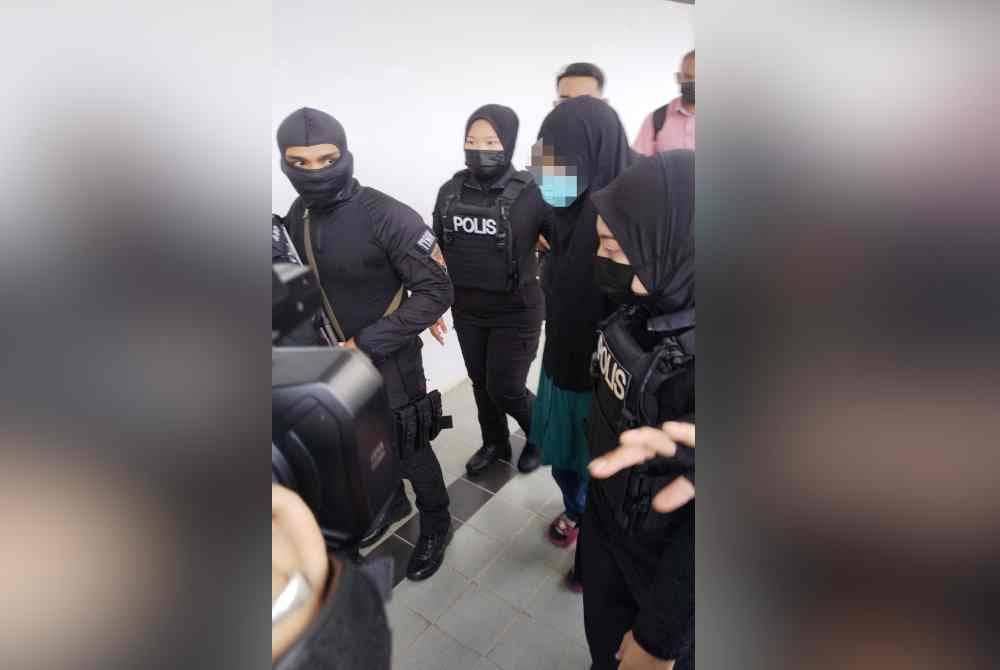 Suspek tiba di pekarangan Mahkamah Sesyen Kota Tinggi sekitar pada jam 8.20 pagi dengan dikawal ketat pihak polis.