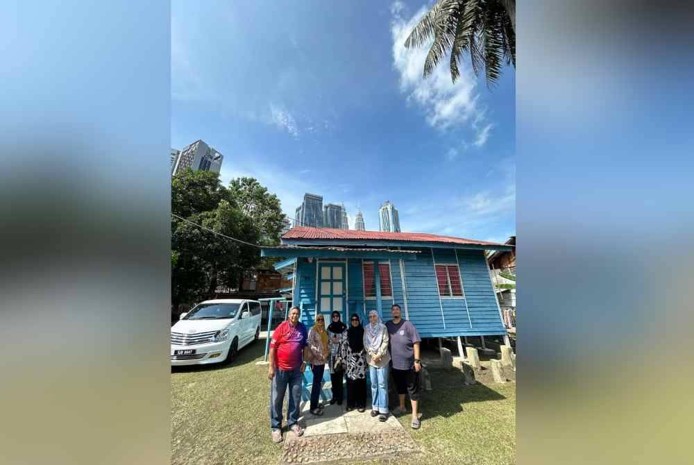 Shafiq turut memuat naik beberapa keping gambar di laman Facebooknya