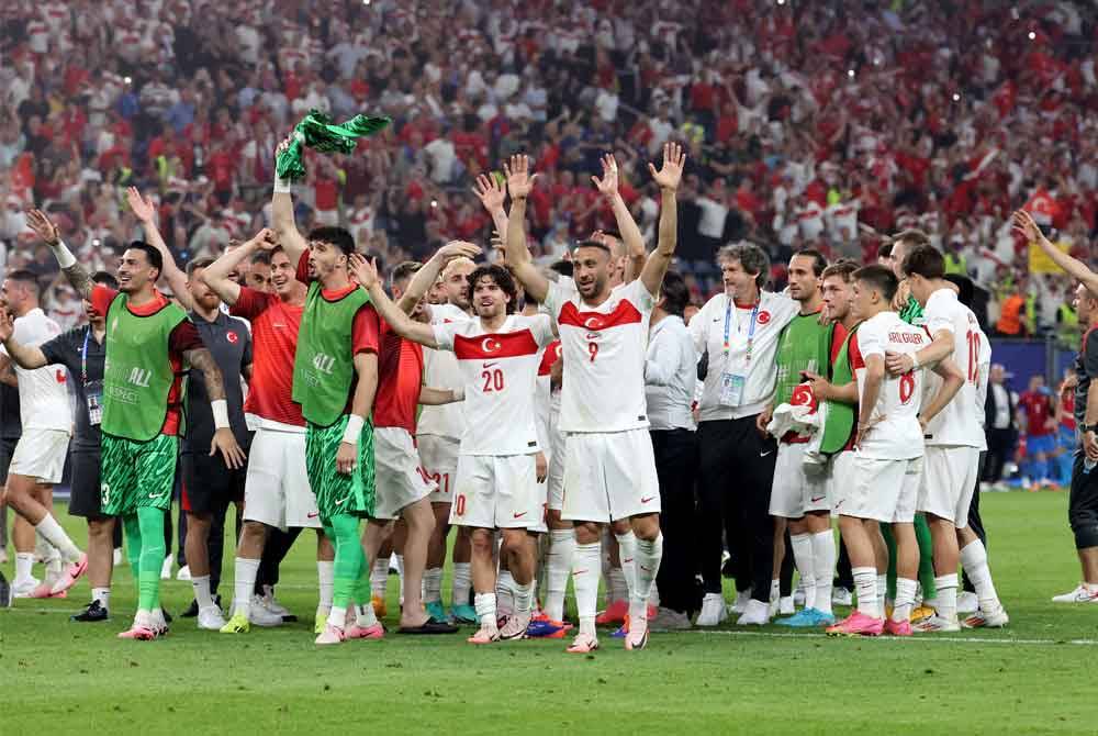 Pemain Turkiye meraikan kejayaan mara ke pusingan 16 terbaik. Foto EPA