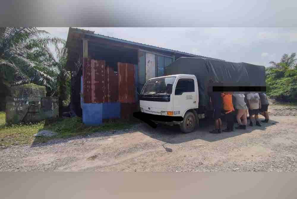 Stor yang dijadikan tempat pengumpulan dan pemindahan LPG secara tidak sah di Sungai Pelek, Sepang.